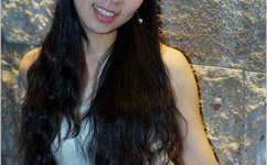 女生将玩偶绑背上